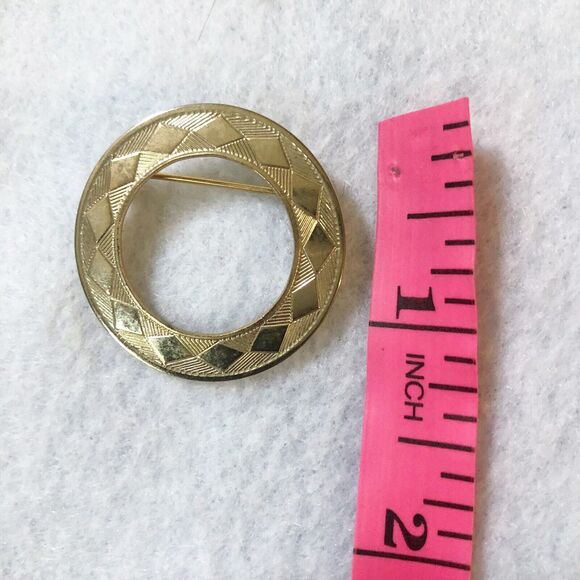Vintage Etched Gold Tone Hoop Brooch 1960s 60s Classic Traditional Circle Pin - Picture 2 of 5